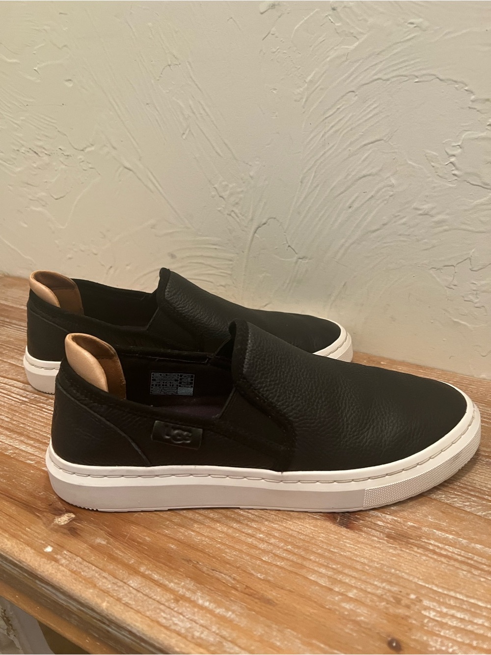 UGG Alameda Women’s Black Leather Slip-On Sneakers with White Sole Size 8 - Picture 6 of 8